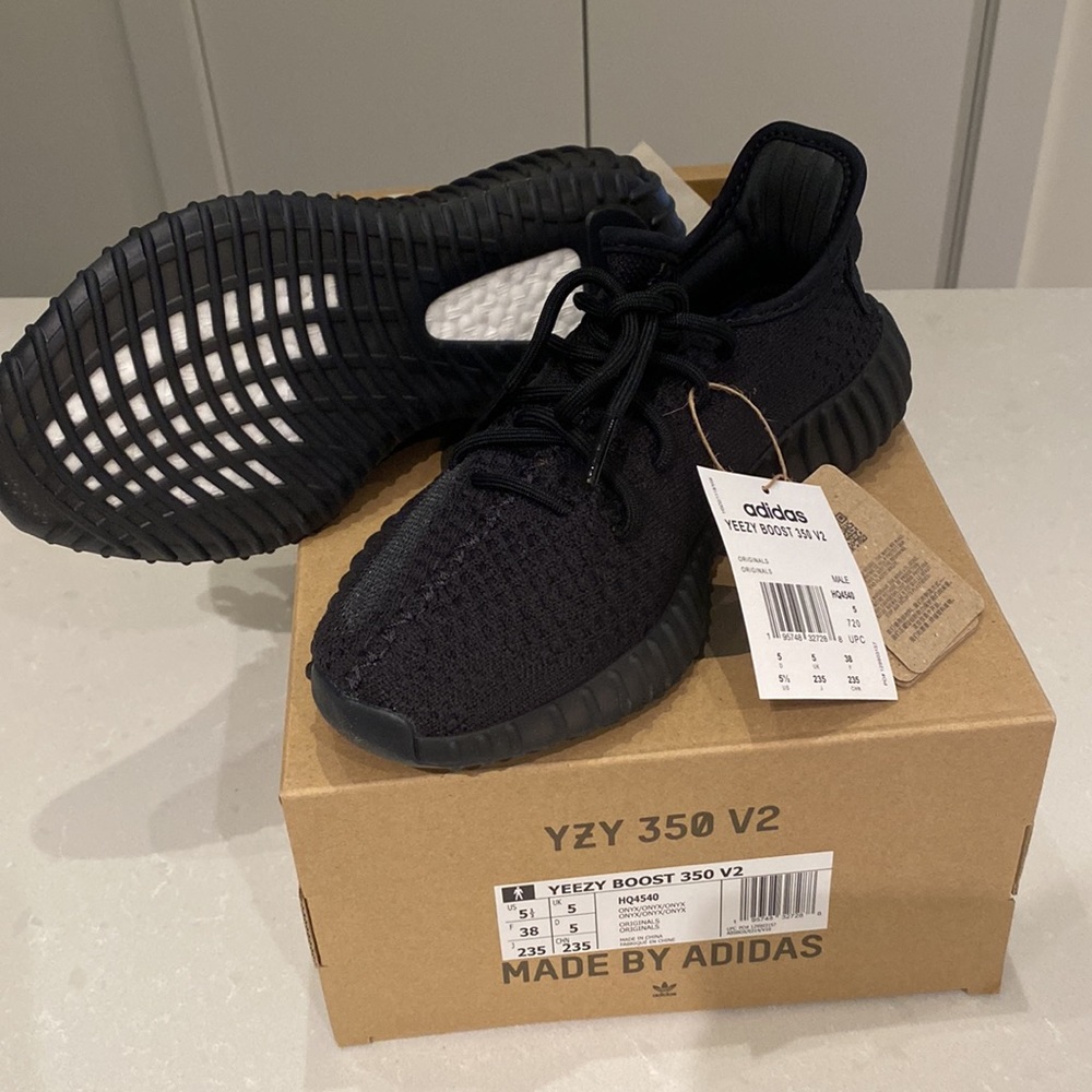 NWT Authentic YEEZY Adidas Boost 350 V2 Onyx Black; Size M5.5, W6.5